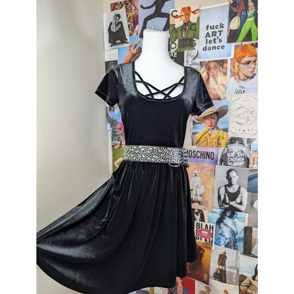 Hot Topic Dresses & Skirts - Hot Topic Velvet Gothic Dress